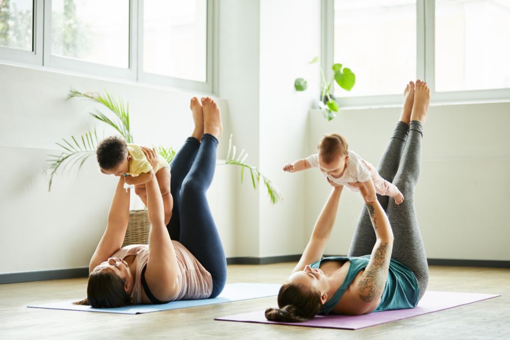 Mama-Baby-Yoga in Halle (Saale): Zwei Mütter machen Yoga mit ihren Babys